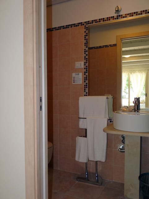 Deluxe Double Room | Bathroom | Shower, free toiletries, hair dryer, bidet