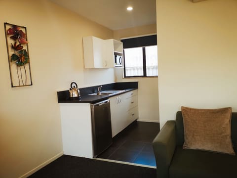 Studio Unit | Private kitchenette | Fridge, microwave, stovetop, coffee/tea maker