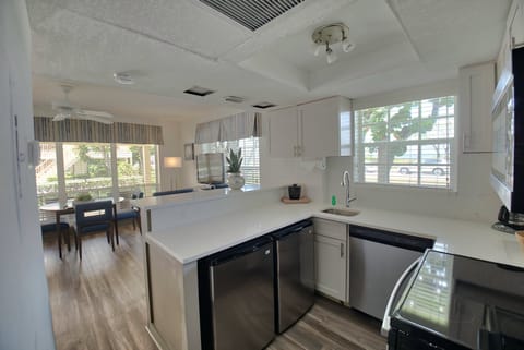 Room, 1 Bedroom | Private kitchen | Fridge, microwave, oven, stovetop