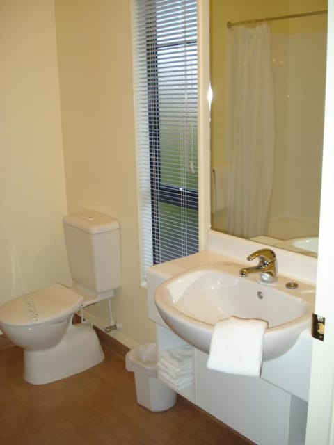 Studio, Multiple Beds, Kitchenette, Ground Floor | Bathroom | Combined shower/tub, free toiletries, hair dryer, towels