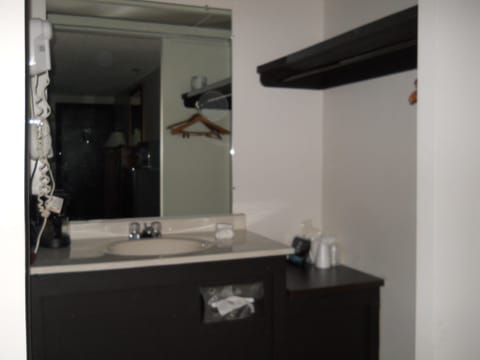 Classic Room, 1 King Bed | Bathroom sink