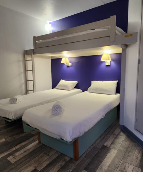 Triple Room | Desk, soundproofing, free WiFi, bed sheets