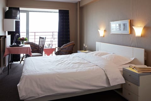 Classic Double Room, Sea View | Hypo-allergenic bedding, minibar, in-room safe, cribs/infant beds