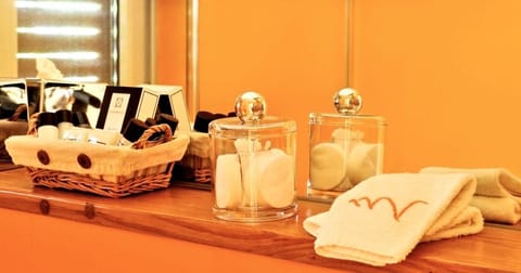 Shower, rainfall showerhead, free toiletries, hair dryer