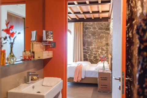 Basic Double Room | Bathroom | Shower, rainfall showerhead, free toiletries, hair dryer