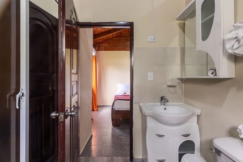 Studio | Bathroom | Shower, rainfall showerhead, free toiletries, towels