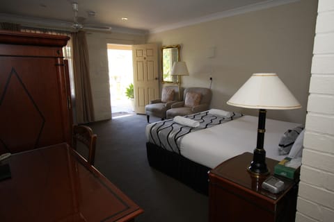 Deluxe King Room | Iron/ironing board, free WiFi, bed sheets