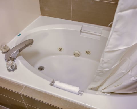 Standard Suite, Non Smoking | Bathroom | Free toiletries, hair dryer, towels