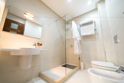 Elite Apartment, 2 Bedrooms, Sea View | Bathroom | Shower, designer toiletries, hair dryer, bidet
