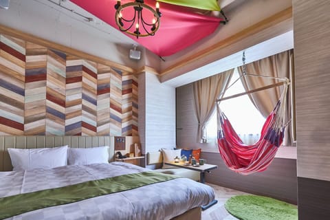 Comfort Room, 1 Queen Bed, Non Smoking | Room amenity
