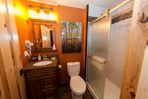 Big Buck Lodge A | Bathroom | Free toiletries, hair dryer, towels