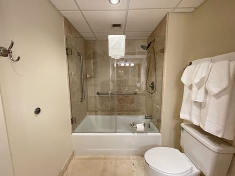 Two Queens Hillside | Bathroom | Combined shower/tub, free toiletries, hair dryer, towels