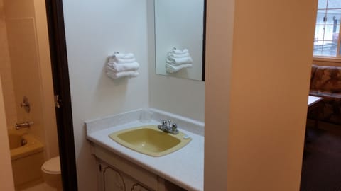 Standard Room, 1 Queen Bed | Bathroom sink