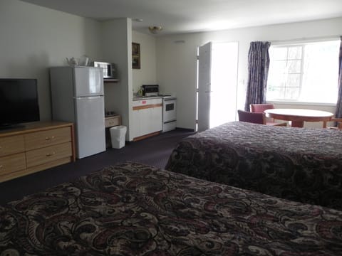 Standard Room, 2 Queen Beds | Microwave