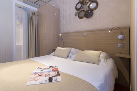 Double Room | Minibar, in-room safe, desk, soundproofing