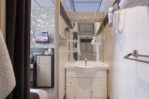 Twin Room | Bathroom sink