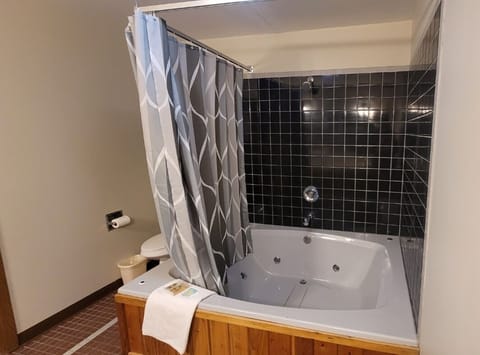 Standard Room, 1 King Bed | Bathroom | Hair dryer, towels, soap, shampoo