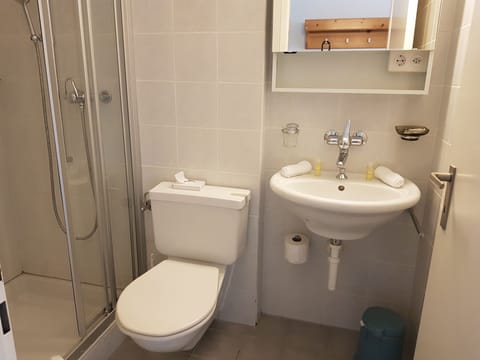 Small Double Room with Balcony | Bathroom | Shower, free toiletries, hair dryer, towels