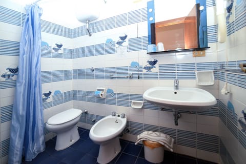 Economy Double Room, 1 Bedroom, Ensuite | Bathroom | Shower, free toiletries, hair dryer, bidet