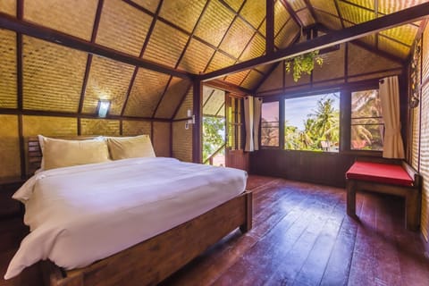 Hillside Cabin | 4 bedrooms, in-room safe, free WiFi, bed sheets