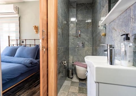 Standard Room | Bathroom | Shower, free toiletries, hair dryer, slippers