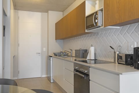 Apartment (2 Bedrooms) | Private kitchen | Electric kettle, dining tables