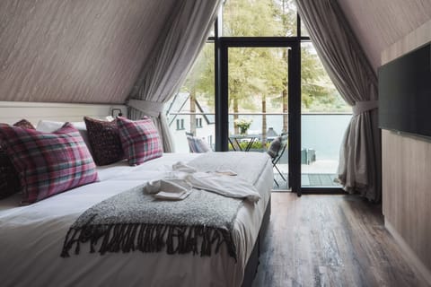 Luxury Chalet, 3 Bedrooms, Garden View | Frette Italian sheets, premium bedding, pillowtop beds, minibar