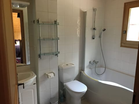 Combined shower/tub, hair dryer, bathrobes, towels