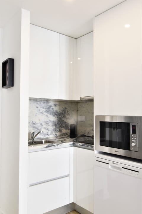 Royal Studio | Private kitchen | Full-size fridge, microwave, stovetop, dishwasher