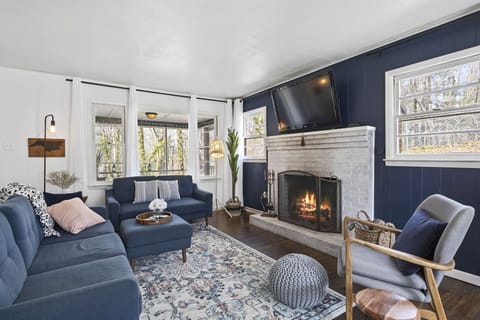 Your cozy hangout space to enjoy. Grab a your favorite beverage and enjoy!