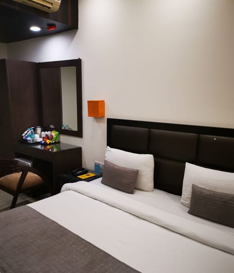 Premier Room | Premium bedding, minibar, in-room safe, desk