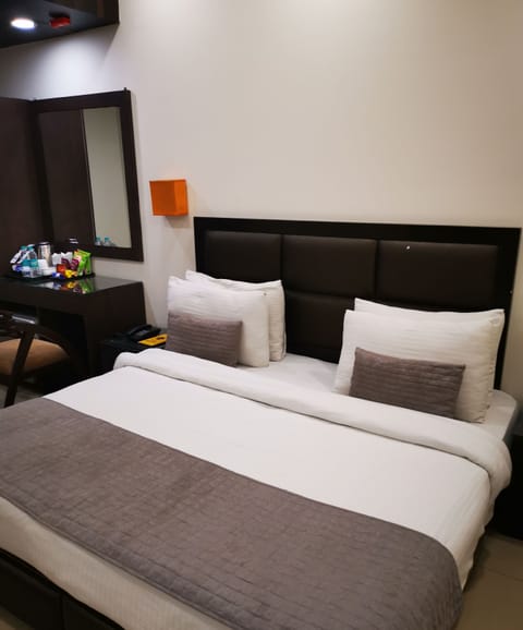 Premier Room | Premium bedding, minibar, in-room safe, desk