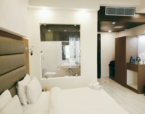 Club Suite | Premium bedding, minibar, in-room safe, desk