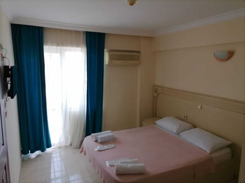 Business Double Room | Minibar, desk, bed sheets