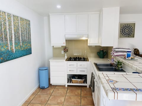 Deluxe Studio, 1 Bedroom, Kitchen, Corner | Private kitchen | Mini-fridge, microwave