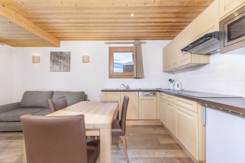 Apartment, Ensuite, Mountain View (avec terrasse) | Private kitchen | Fridge, espresso maker, electric kettle