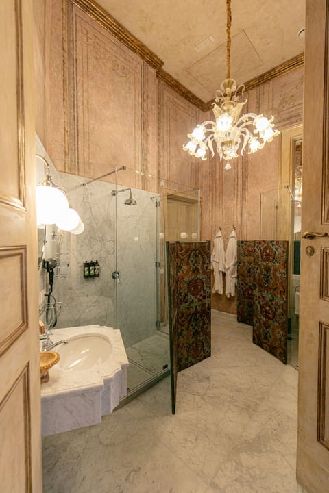 Deluxe Room | Bathroom | Shower, rainfall showerhead, designer toiletries, hair dryer