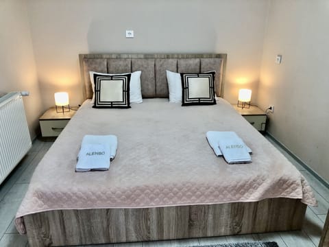 Deluxe Suite, 1 Bedroom | Hypo-allergenic bedding, in-room safe, blackout drapes, soundproofing