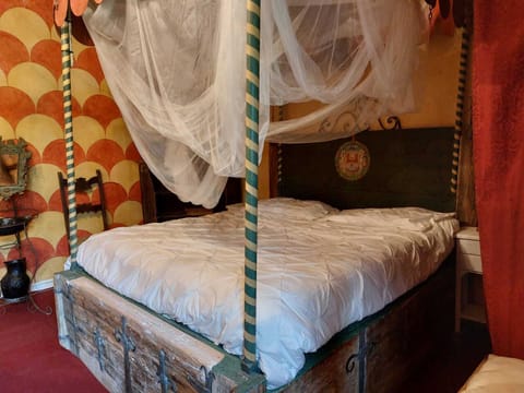 La camera di Giulietta conservata spartana come quando vi dormiva la fanciulla.