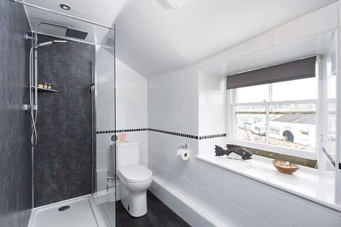 Standard Double Room, Ensuite, Harbor View | Bathroom