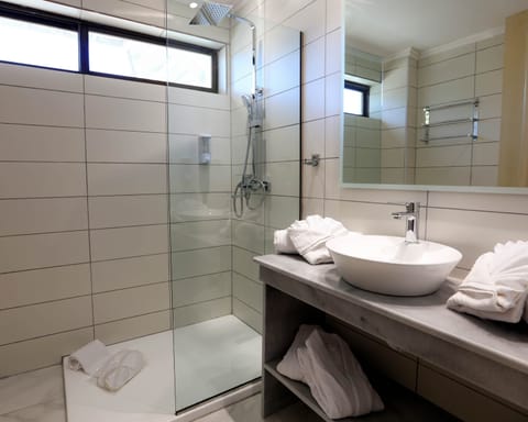 Superior Spa Room | Bathroom | Bathrobes, slippers, towels