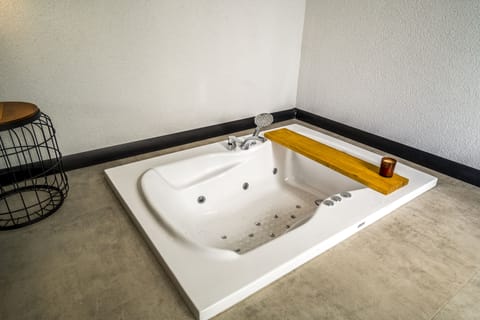 Jetted tub