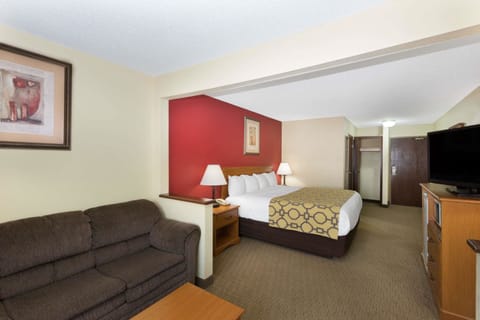 Deluxe Studio Suite, 1 King Bed, Non Smoking | Blackout drapes, iron/ironing board, free WiFi, bed sheets