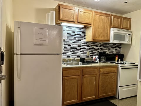 Traditional Apartment 3F | Private kitchen | Cleaning supplies, paper towels