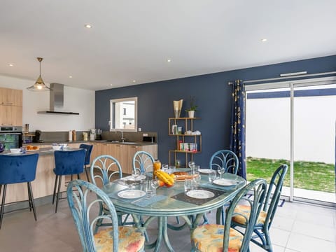 Table, Furniture, Chair, Building, Lighting, Architecture, Wood, Living Room, Floor, Kitchen & Dining Room Table