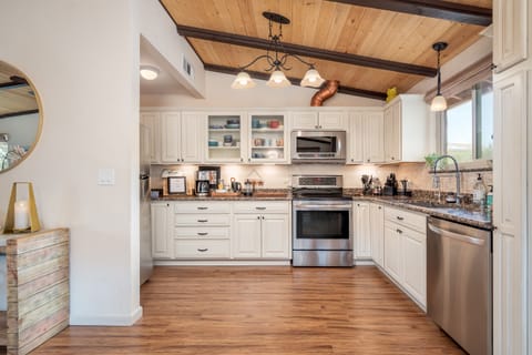 Inspired Gourmet Kitchen w/stunning red rock views