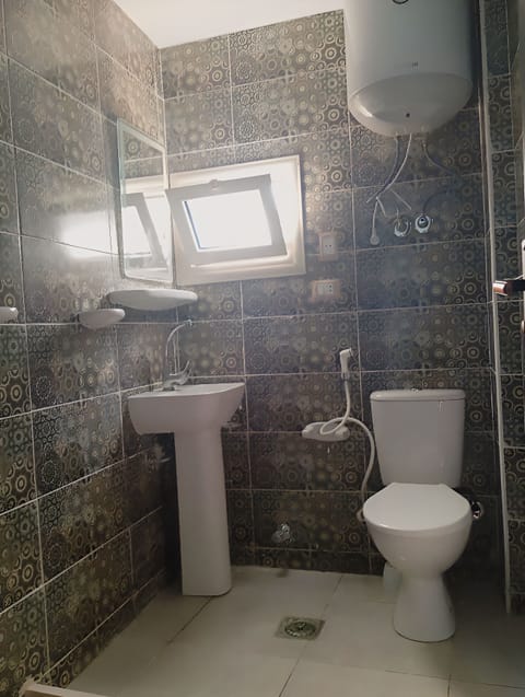 Combined shower/tub, jetted tub, free toiletries, hair dryer