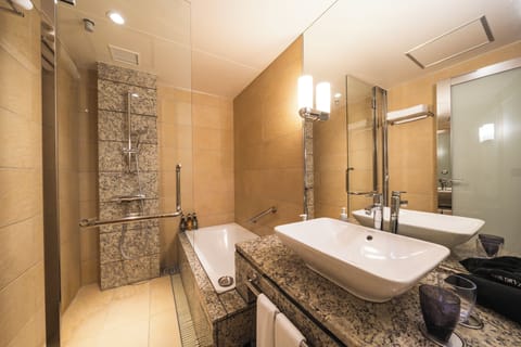 Deluxe Twin Room, Non Smoking | Bathroom | Combined shower/tub, free toiletries, hair dryer, bidet