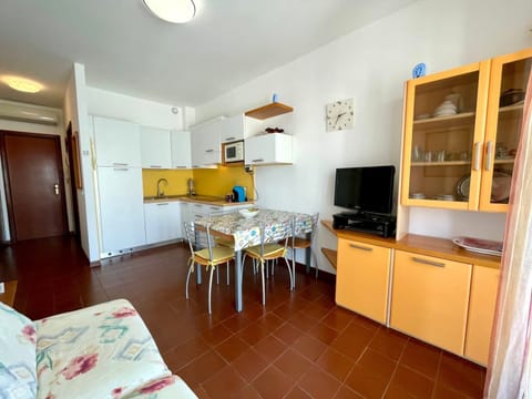 Apartment, 1 Bedroom, Balcony, City View | Interior