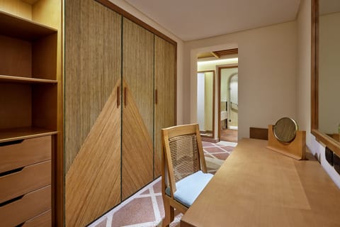 Junior Suite, 1 Bedroom | In-room safe, desk, laptop workspace, blackout drapes